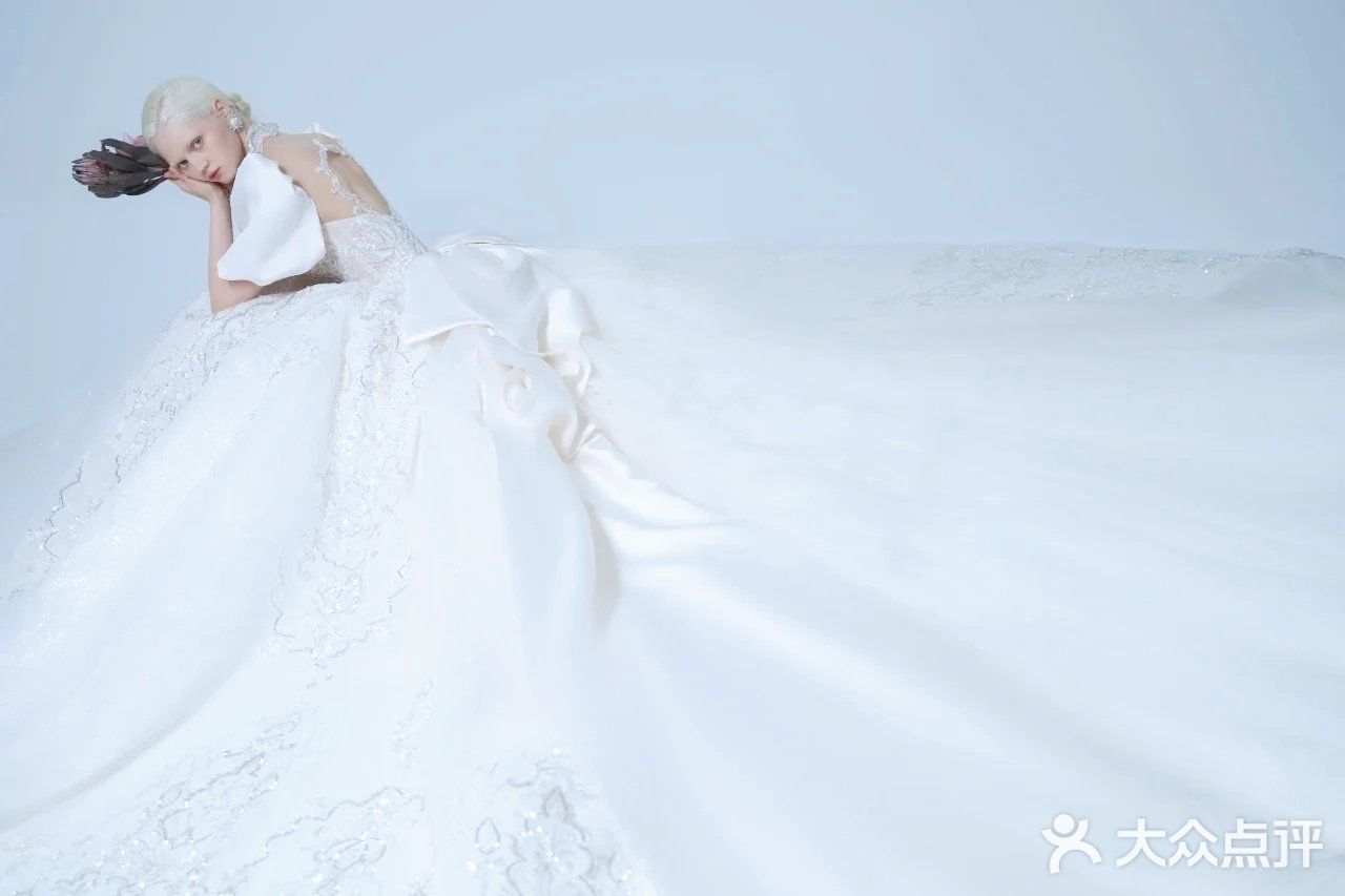 洛可可情调的浪漫婚纱