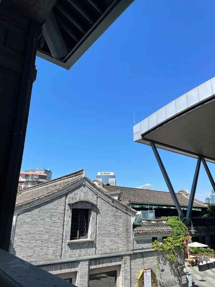 星巴克(宁波月湖盛园店)-"坐落于宁波月湖盛园东门,靠近城隍庙这头,.