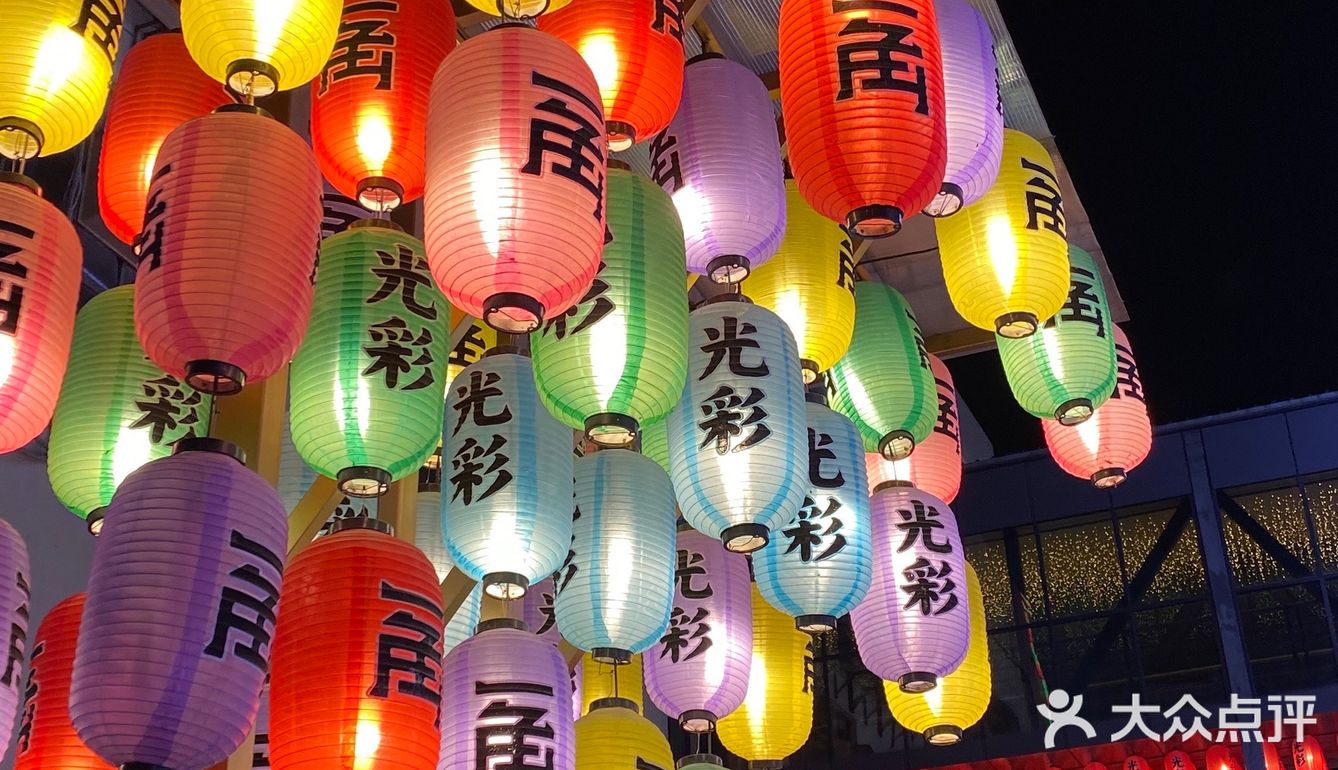 吃完饭，穿过光彩去坐车，走进光彩里边，朋友感叹好多年