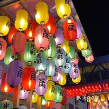 吃完饭，穿过光彩去坐车，走进光彩里边，朋友感叹好多年