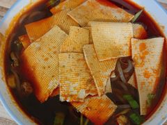 红油米线加豆皮-老字号杨坡红油米线腊汁肉夹馍(东四道巷店)