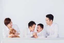 -现代经典婚纱摄影