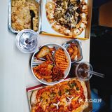 料也很足，芝士满满 「小吃拼盘」喜欢洋葱圈和炸虾