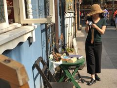 隔壁小酒館（可見拍照快閃的人來來往往）-长颈鹿咖啡(大学路店)