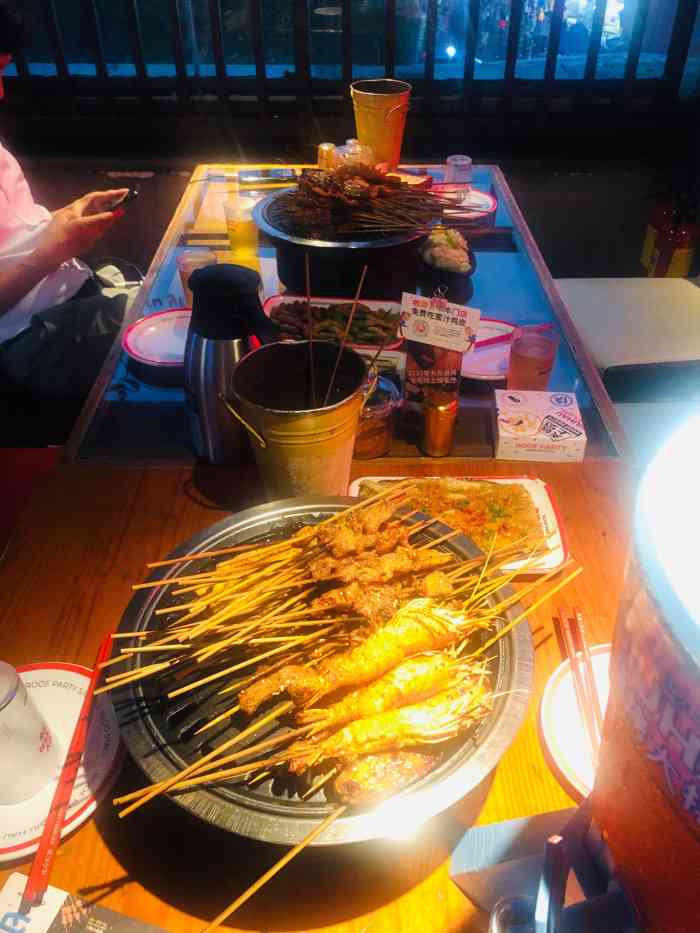 天台上见烧烤大排档(白石洲店)-"[薄荷]环境:店面装修设计给人一种