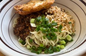 Vegetable Pepper Spicy Noodle with Two Ounces and Fried Egg