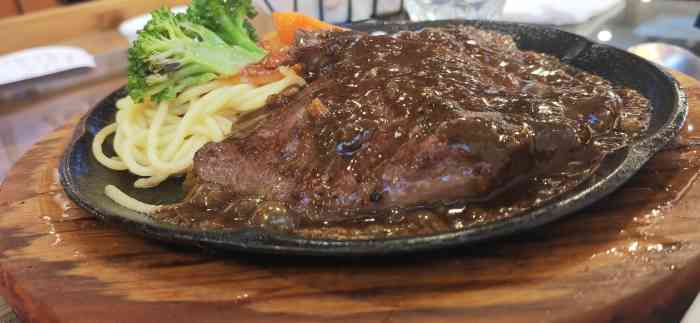 西缘牛排(清扬茂业店)-"点的两人餐 量很多 吃撑了 不过那个竹炭.