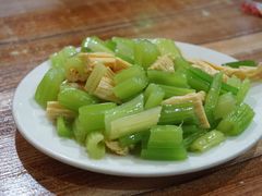 芹菜腐竹-宝瑞门钉肉饼店