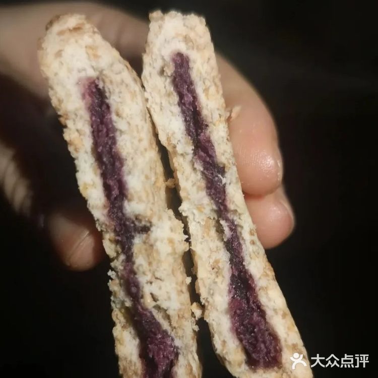 很喜欢有麦麸的皮，很香，相比芋泥的没那么甜 ​