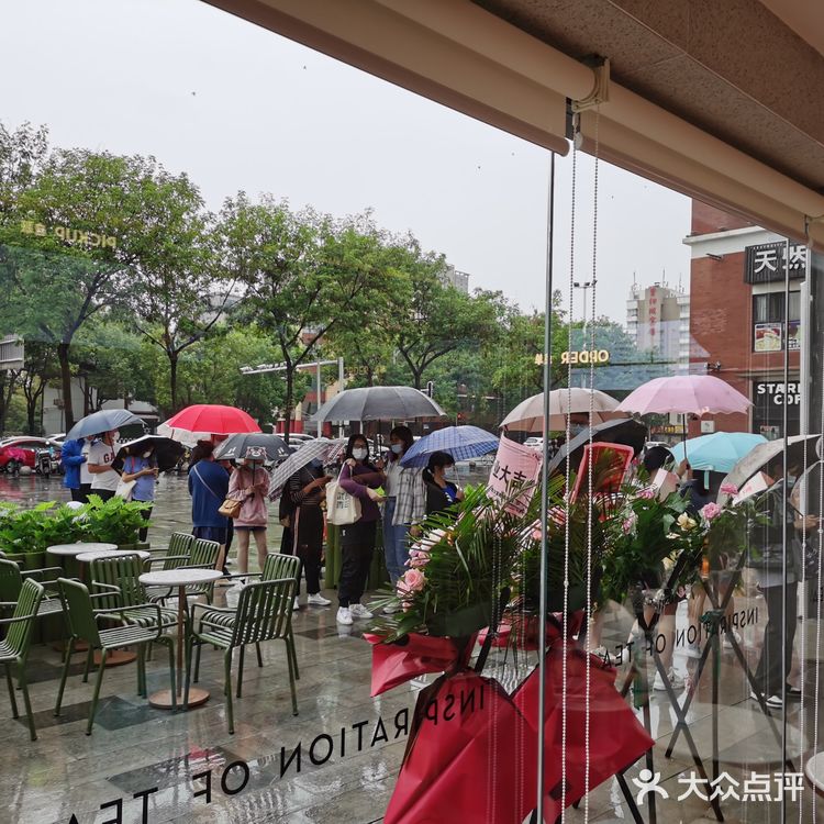 食在武汉—下雨也无法阻挡排队的喜茶
