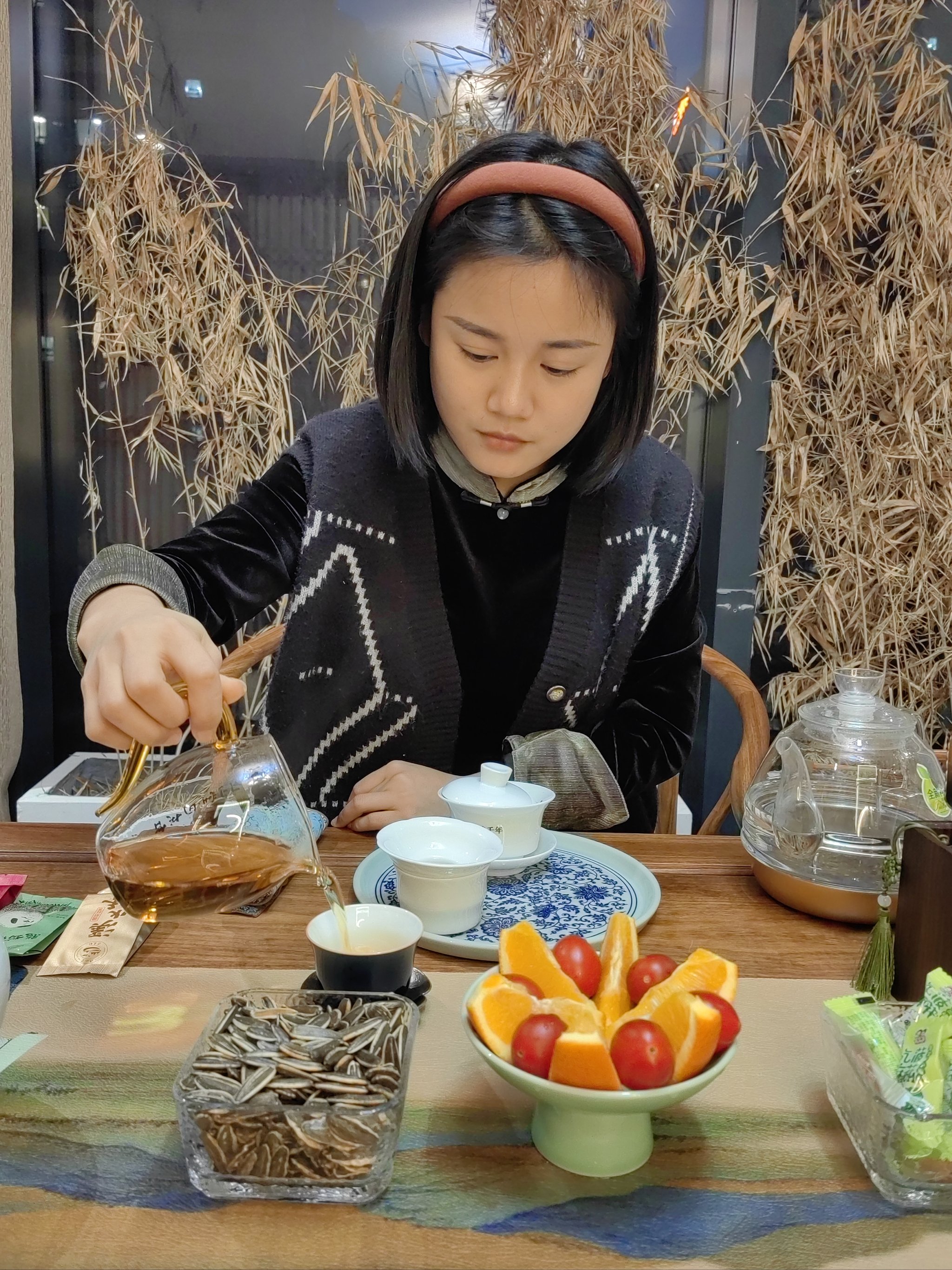 泡茶美女茶艺师图片