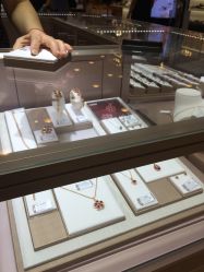 -六福珠寶(巴黎春天五角场店)