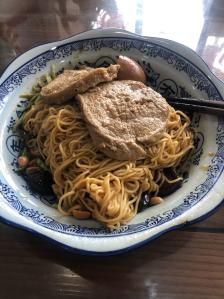 长寿面馆-"点了一份葱油拌面加了香菇和素鸡,一份阳春.