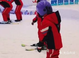 冬天滑雪的宝贝们，太可爱了！