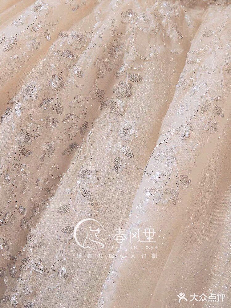 白色象征着纯洁与忠贞，一生的承诺更让这一刻弥足珍贵