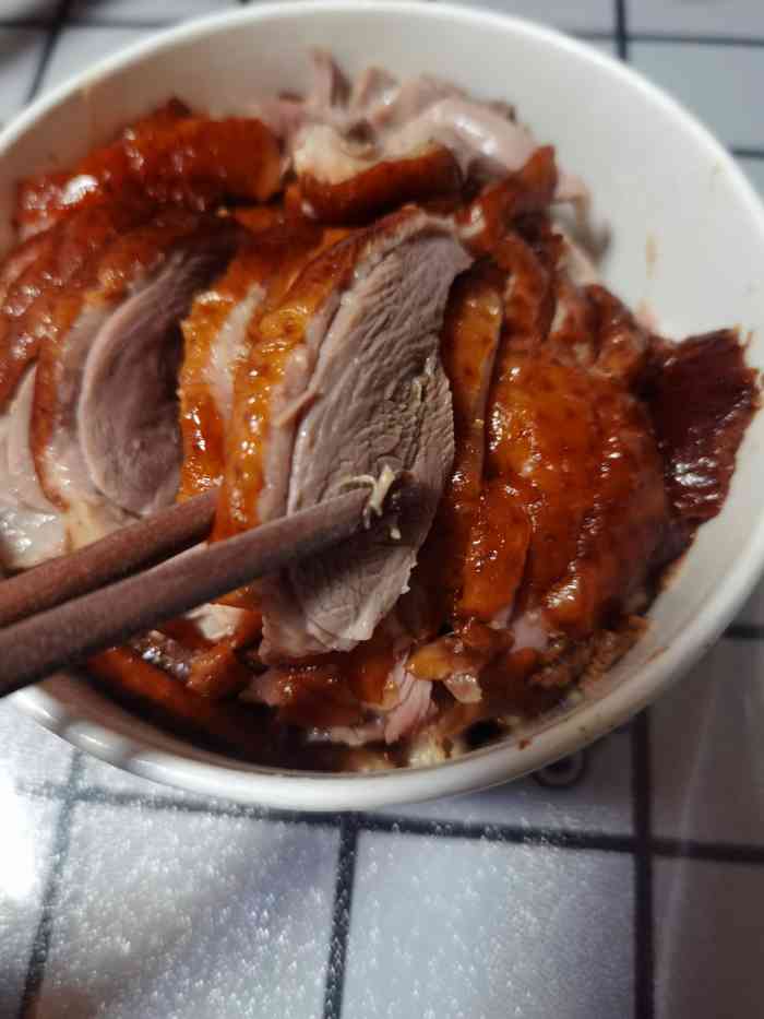 恩燕北京烤鸭店(北方市场店)-"环境不错,味道也可以,店主非常热情.