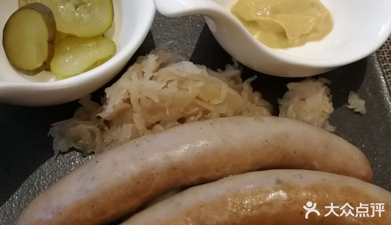 爱吃他们家香肠，配酸黄瓜，爽口