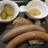 爱吃他们家香肠，配酸黄瓜，爽口