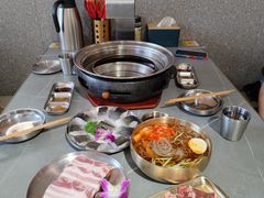 -围炉肉舍•炭烤活鳗•丹东海鲜烤肉(步行街店)