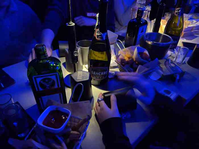 iiipm唱跳俱乐部(黄龙店)-"超级超级便宜的酒吧,点了12瓶1664,.