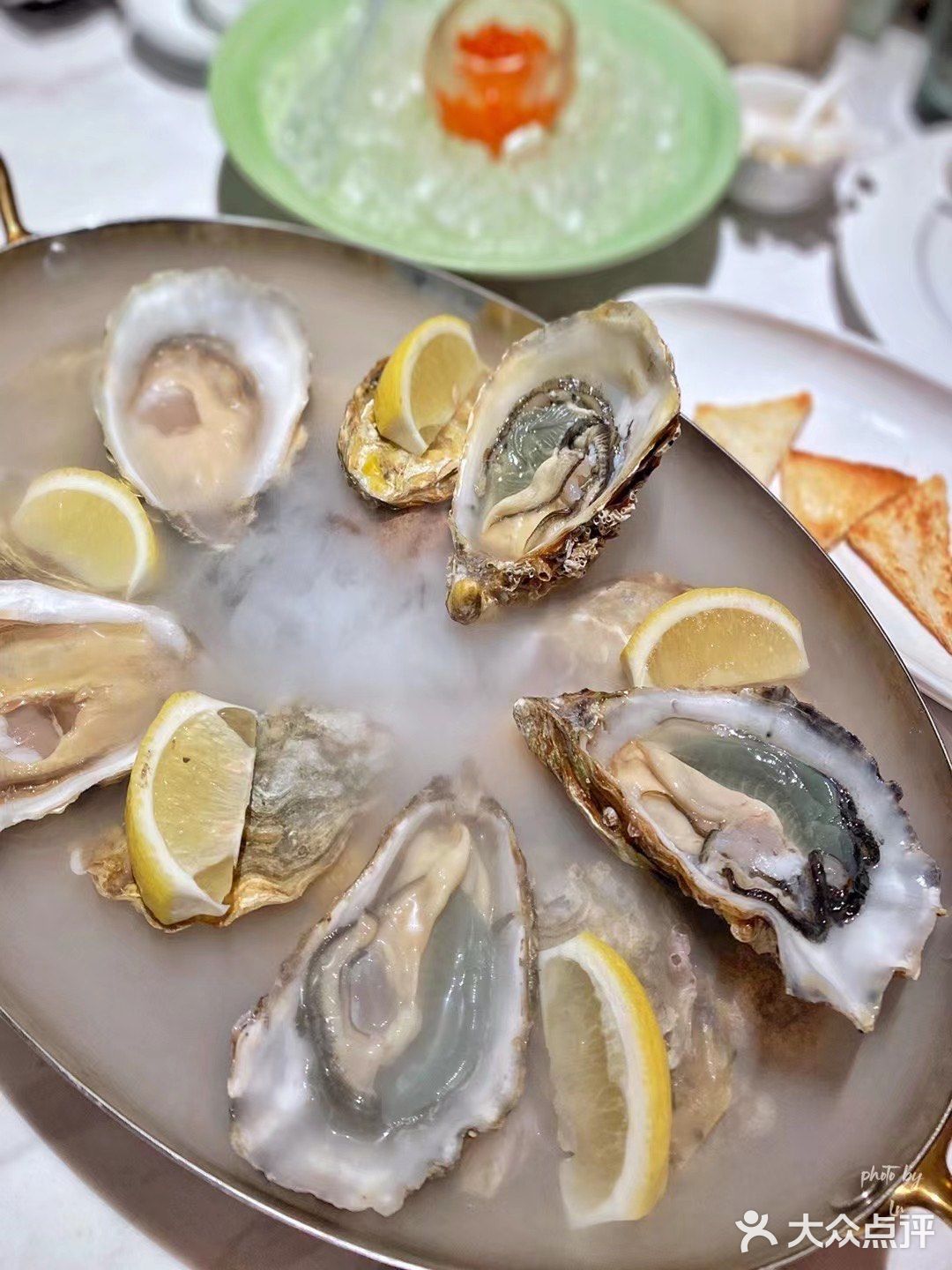 这家餐厅是懂浪漫的，摩天轮加上高品质的浓情西餐，氛围感拉满