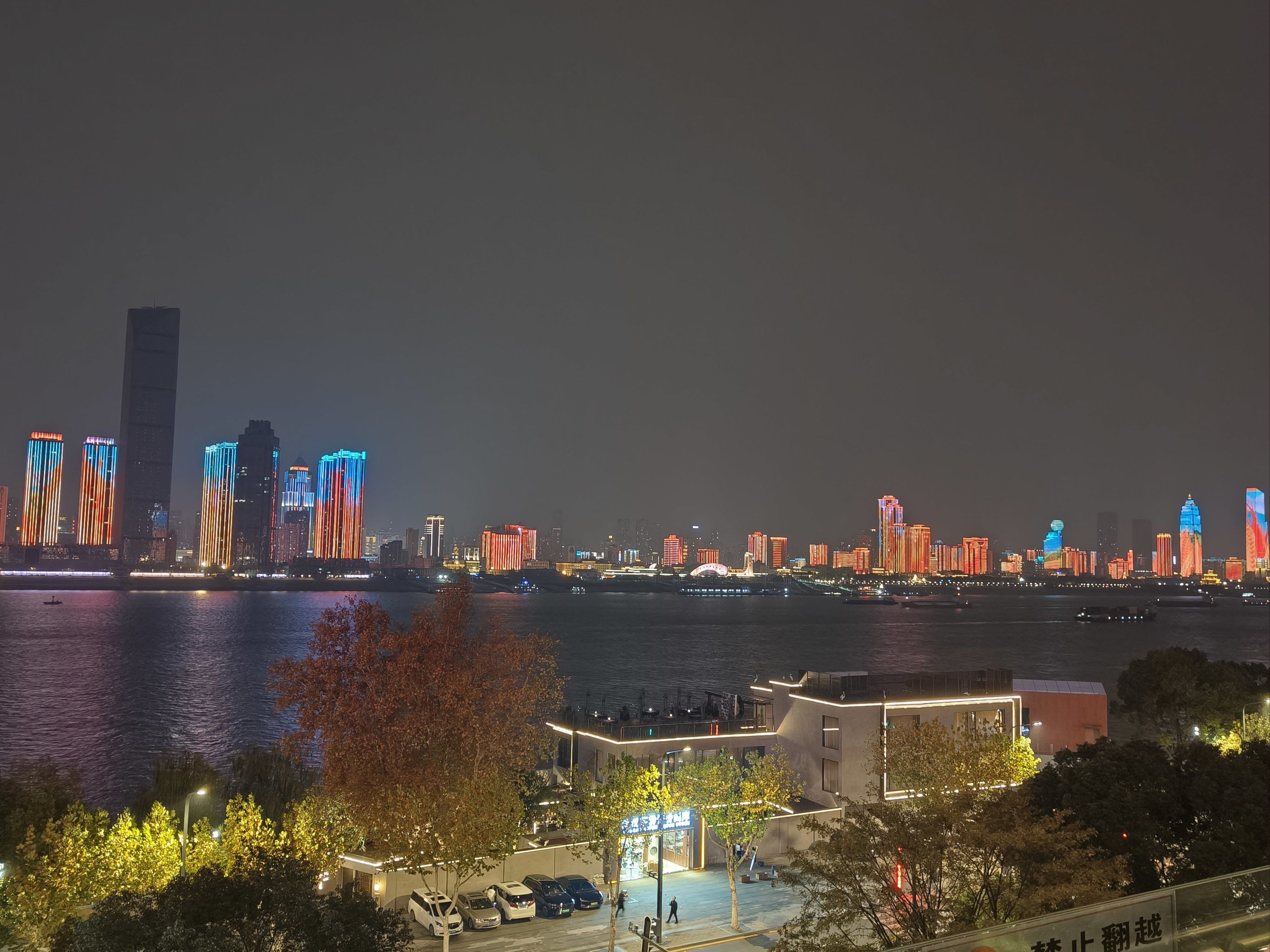 江边夜景风光好