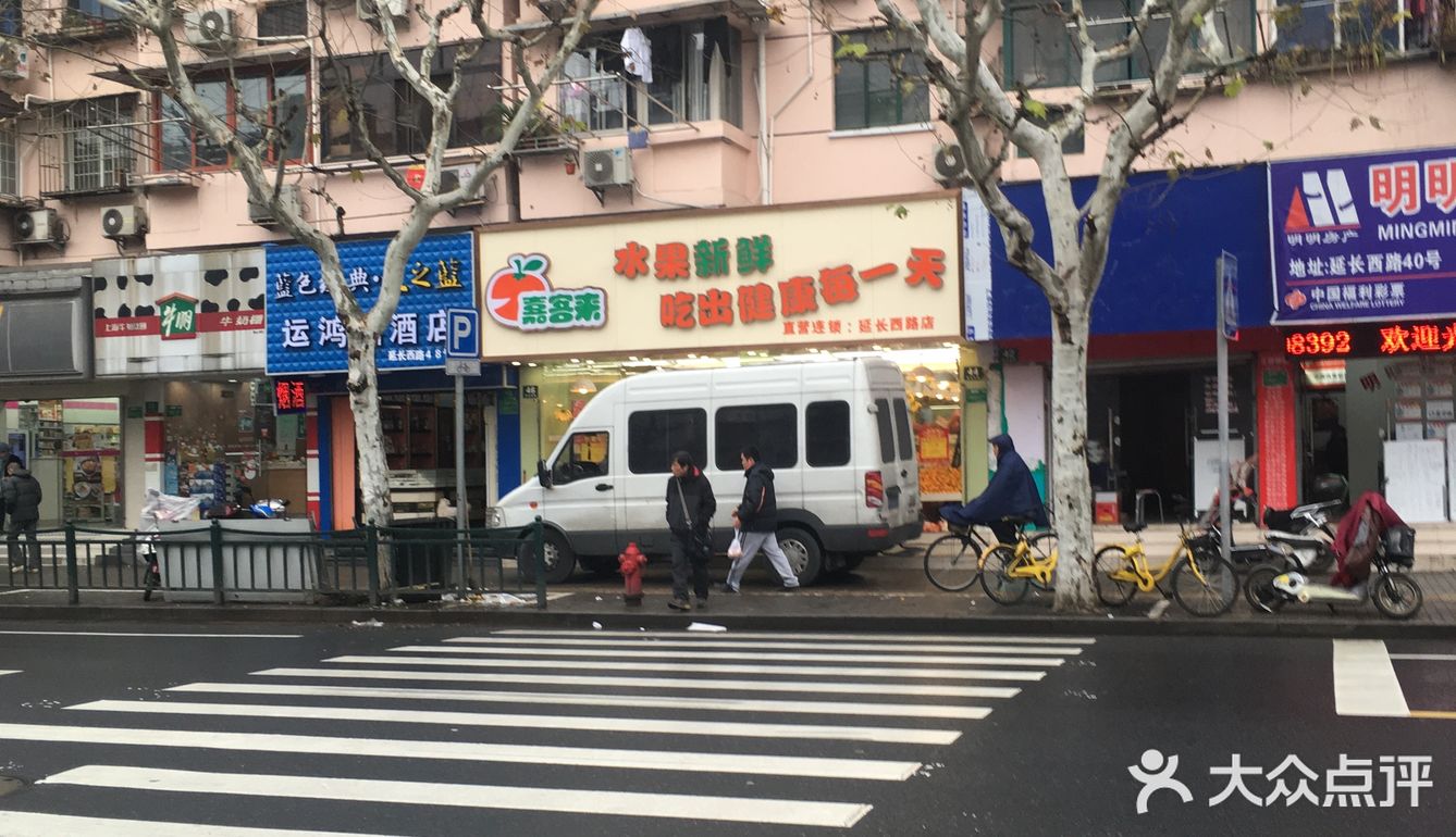 一边还要照顾生意，结账买单