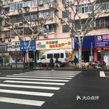 一边还要照顾生意，结账买单