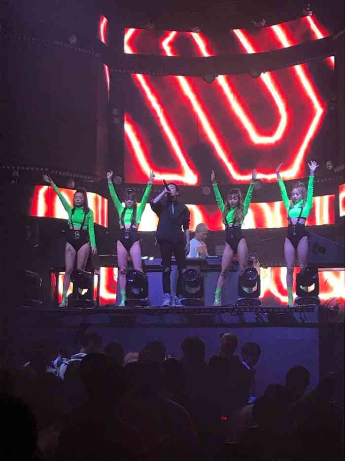 club queen皇后酒吧-"安保是**的吧,舞池去了不到一分钟几个男.