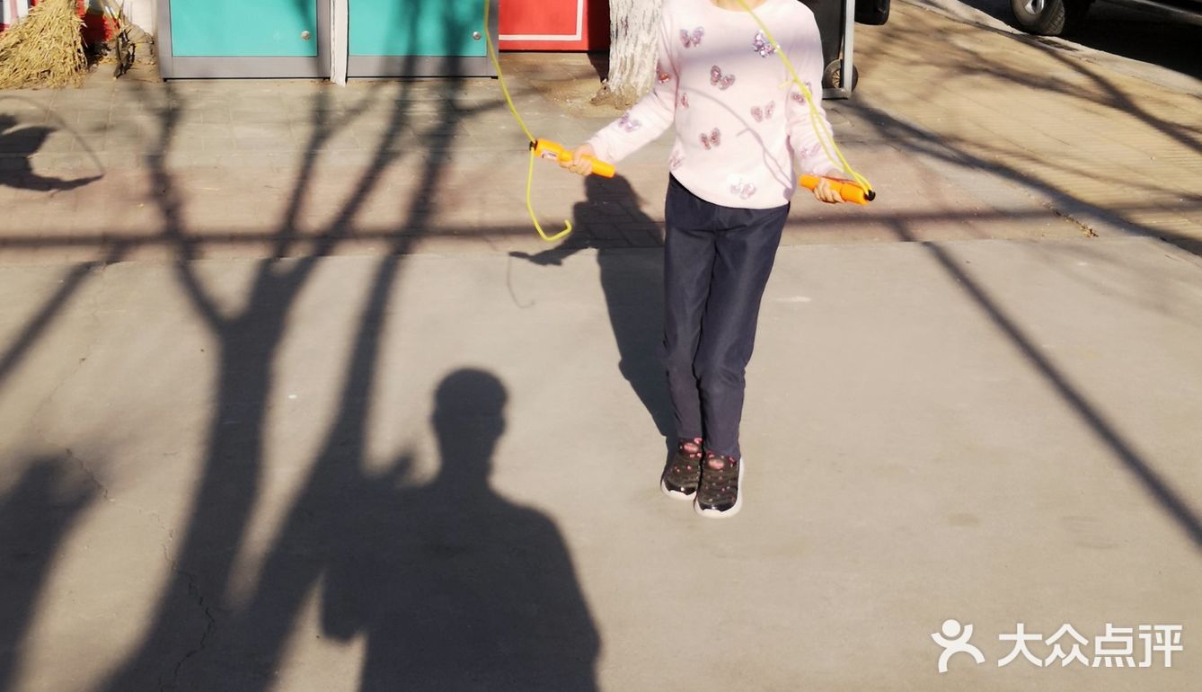 这是我们小区的三个小孩子在练习跳神，很厉害的