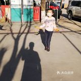 这是我们小区的三个小孩子在练习跳神，很厉害的