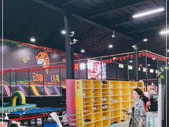 -嘿哟动霸CHUA·新潮玩运动娱乐中心·蹦床滑冰团建乐园