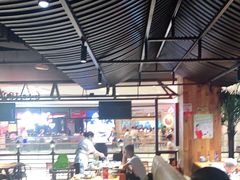 大堂-洪氏嗨捞·广东猪肚鸡·椰子鸡火锅(西咸万象城店)