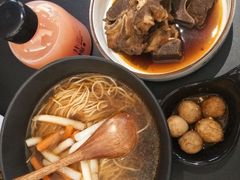 香辣牛骨汤面-贡梅老面馆·蟹粉面·无锡特色小吃(南长街主推店)