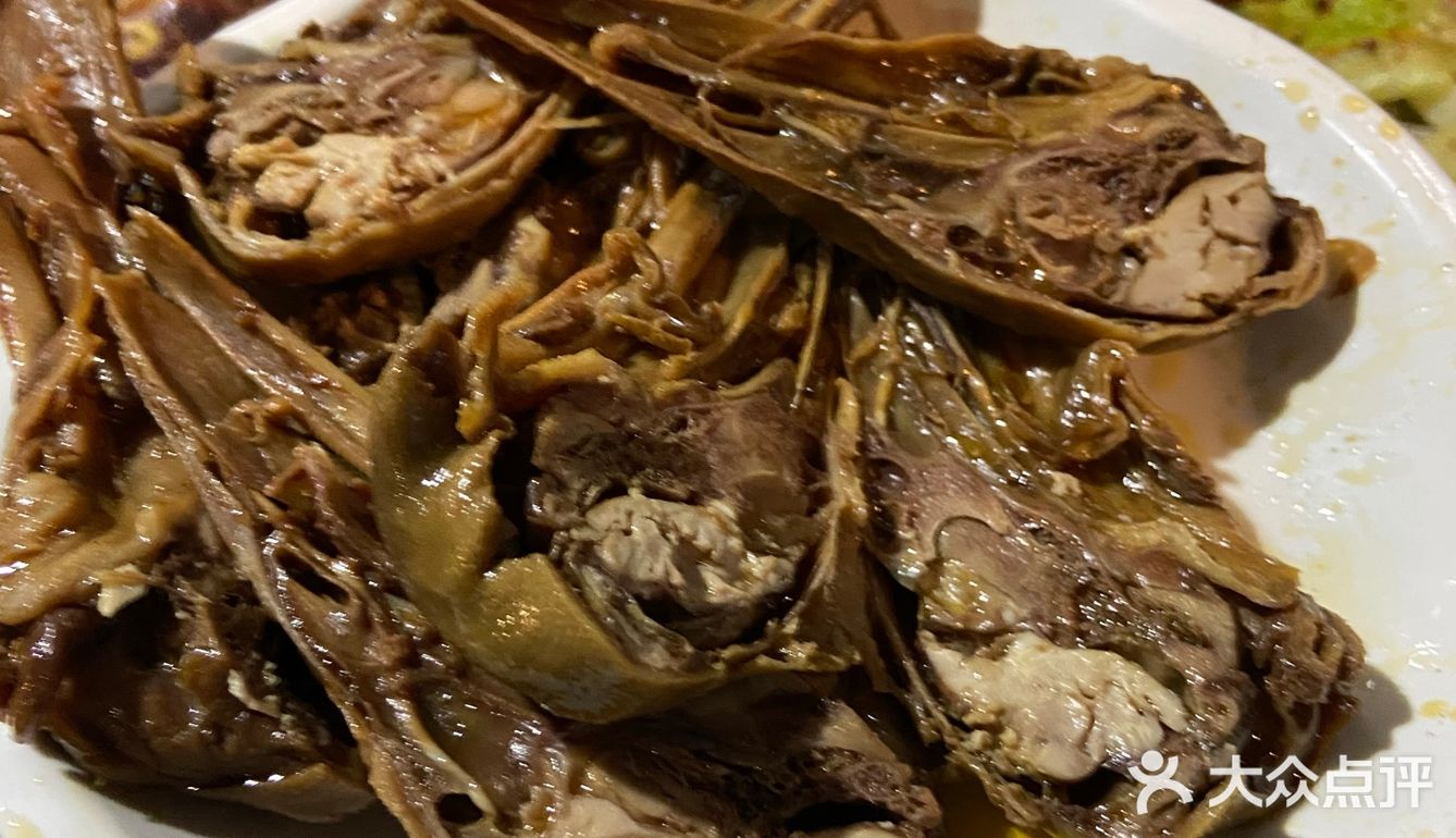 吃一顿正宗重庆火锅，醇厚的牛油锅底加上新鲜食材，真是爽歪歪。