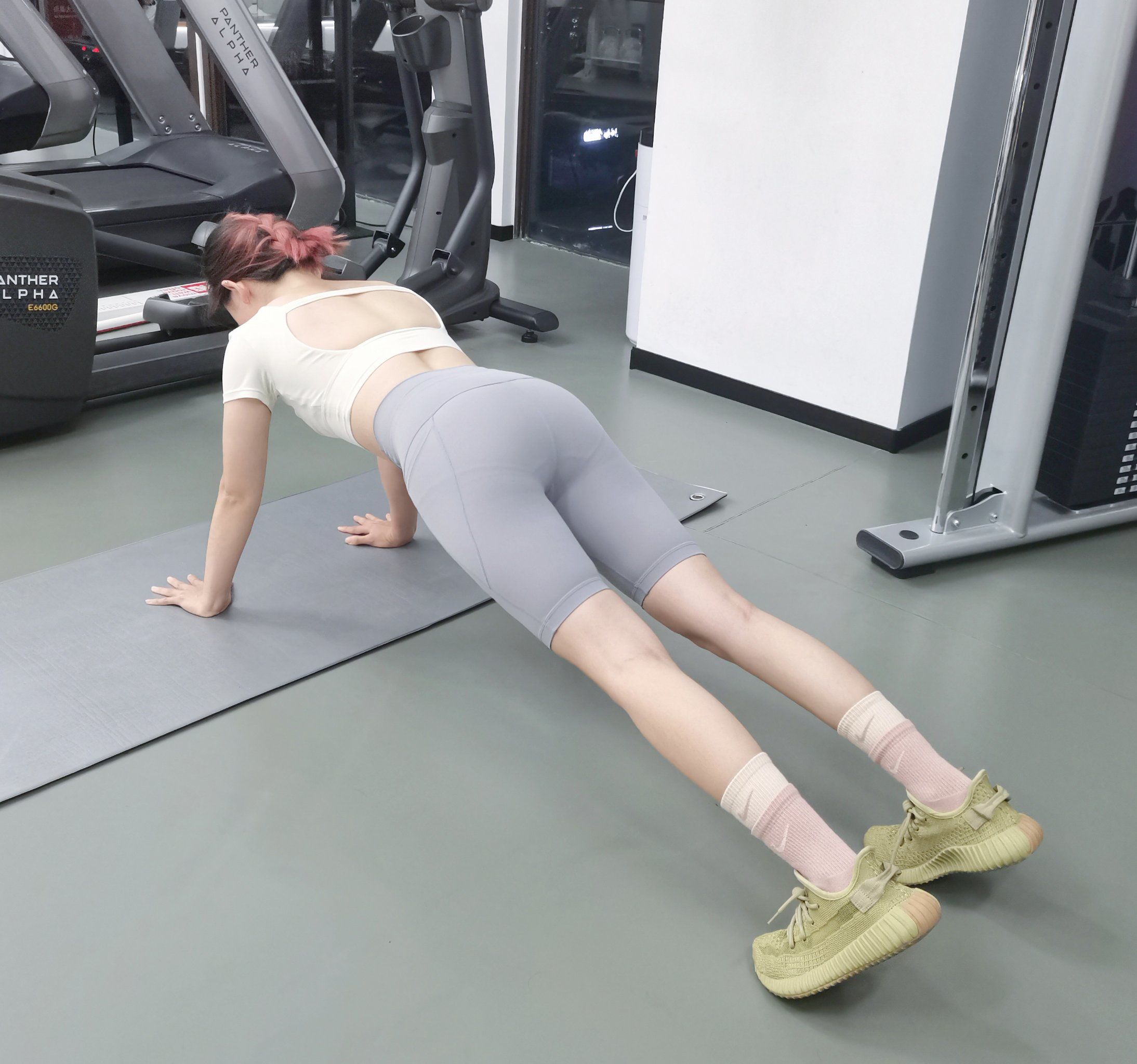 女生俯卧撑也很赞