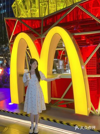 西南首家“赛博朋克”麦当劳快闪店来成都啦️巨巨巨大薯条