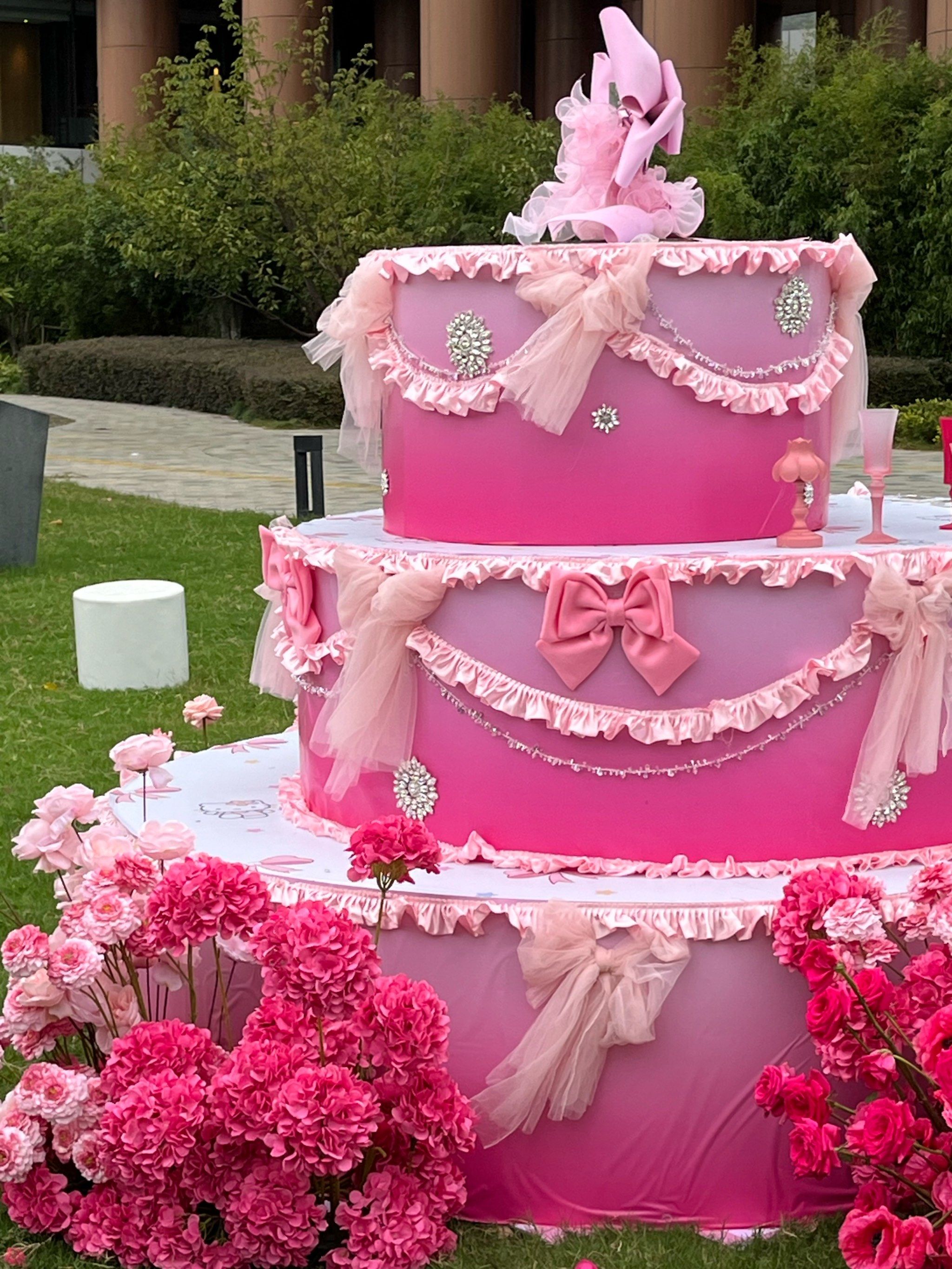 这也太适合求婚了💕❗️粉色巨型蛋糕🍰