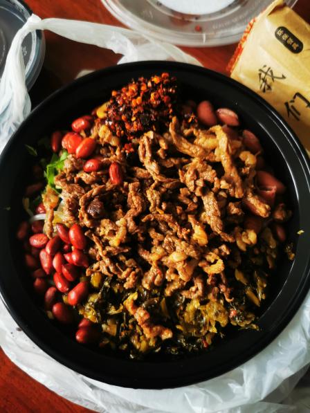 红豆范儿61酸菜牛肉饭(万宏店)-"量挺大的,酸菜红豆牛肉都不错,就是