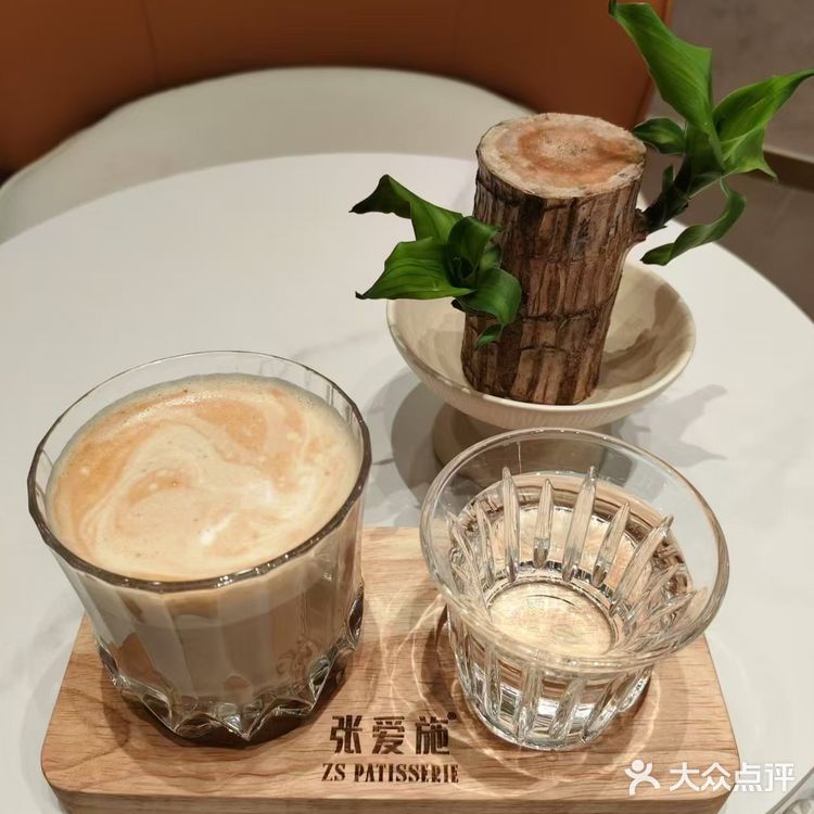 约上那个爱吃甜品和拍照的闺蜜[自拍]在小花园喝下午茶[调皮][咖啡]