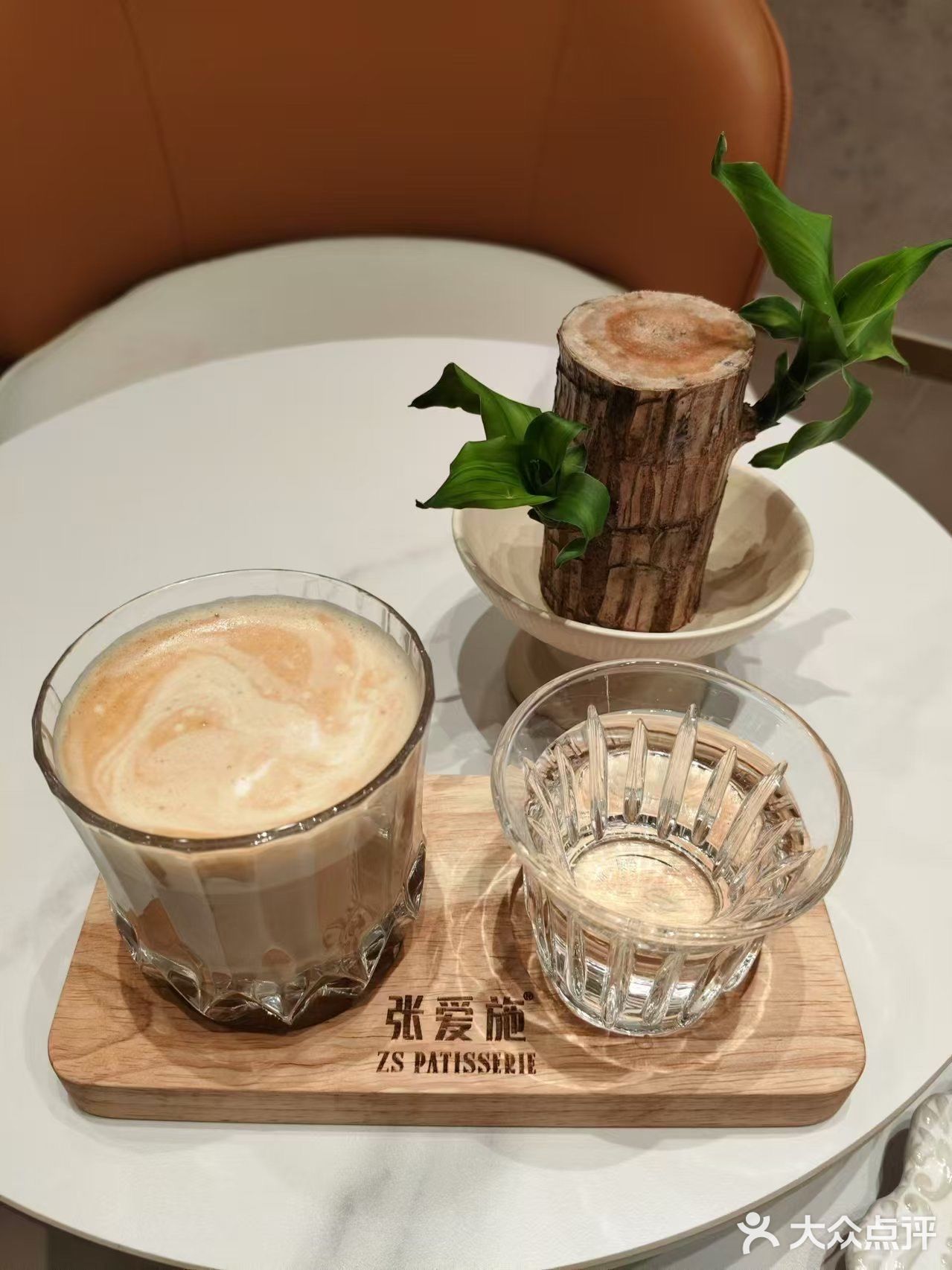 约上那个爱吃甜品和拍照的闺蜜[自拍]在小花园喝下午茶[调皮][咖啡]
