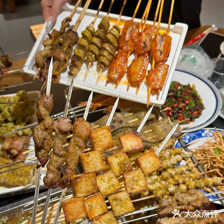 二十多年的老店了，店名叫大佬陈羊肉串，他家的口号就是