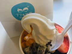 缤纷水果酸奶冰淇淋-丁丁&当当牦牛酸奶·酥油面包(官门口店)