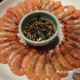 当然吃上面少不了妈妈喜欢吃的虾和千岛湖的鱼头汤