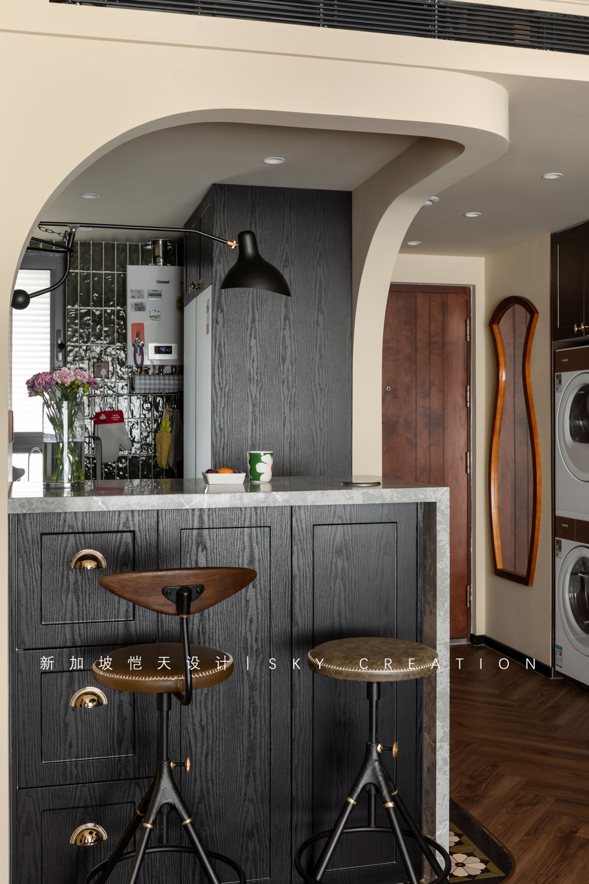 n👉p1~p3
🍂弧形悬梁 餐吧台,貌美实用两手抓
🍃打开厨房