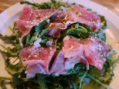 芝麻菜沙拉配风干火腿-羽深肉铺 Steak & Wine