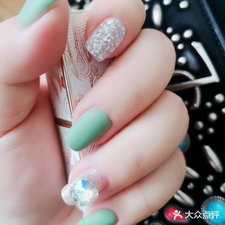 绿色的夏天，你需要一个清新显白的美甲[加油]