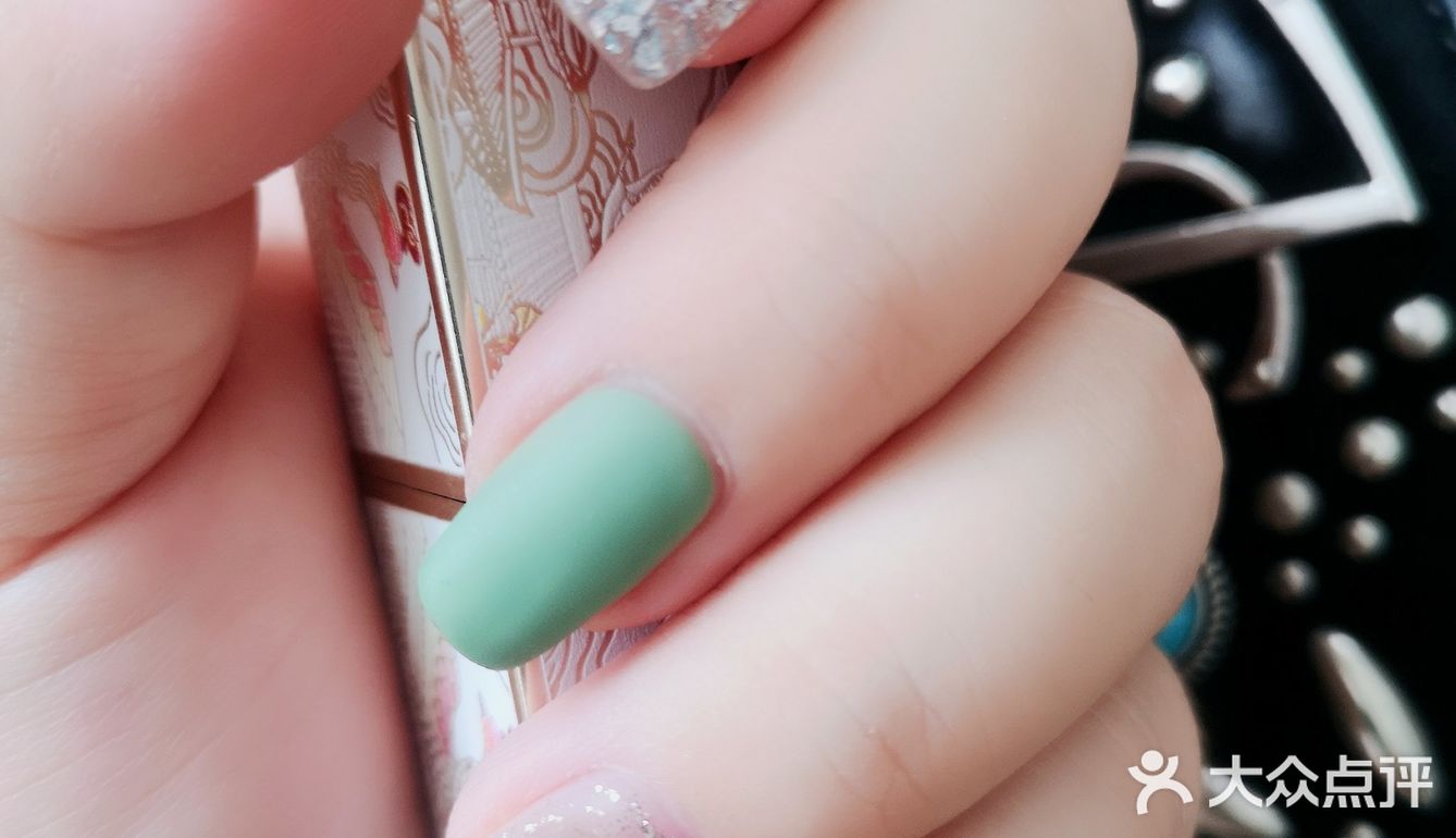 绿色的夏天，你需要一个清新显白的美甲[加油]