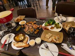 炸手撕猪肉球-瑞食酒馆 La Taverne Suisse