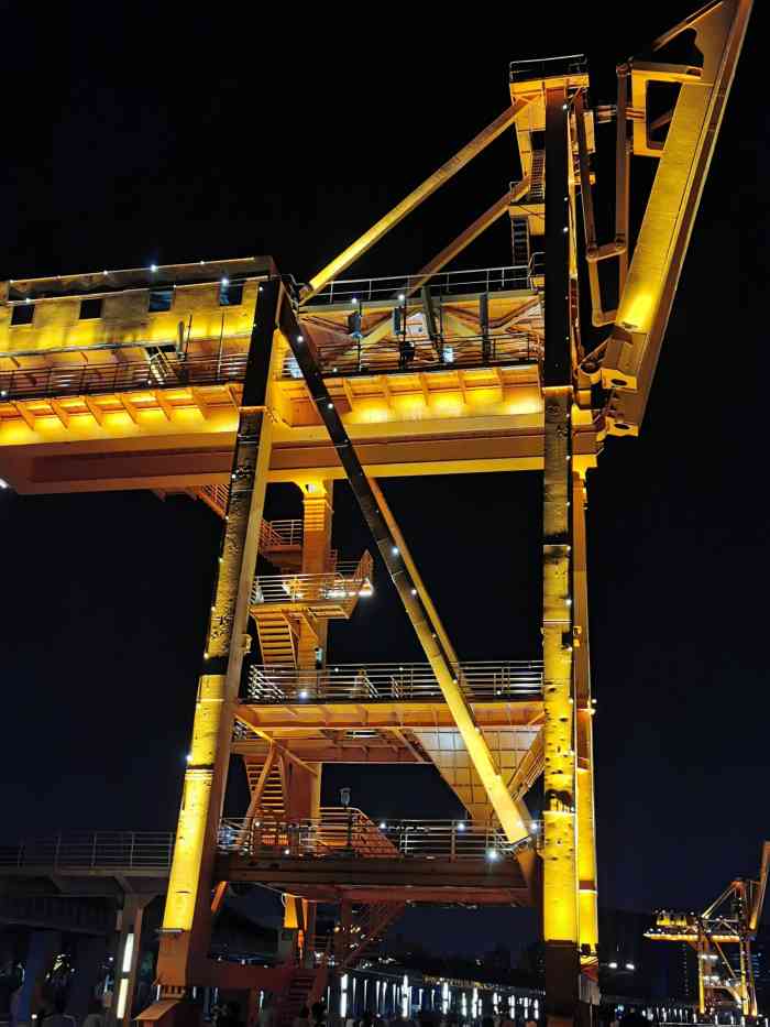 龙耀滨江广场-"徐汇滨江大道是黄浦江边的有一条人行步道,.